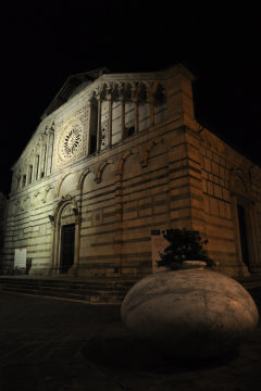 Duomo di Carrara di notte