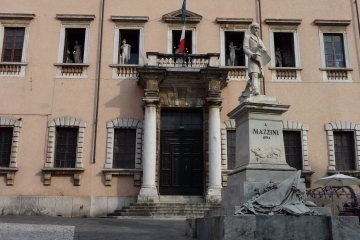 Statua di Mazzini a Carrara