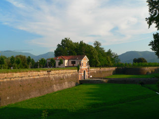 Le imponenti mura attorno Lucca