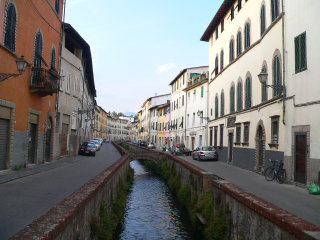 Un canale attraversa Lucca