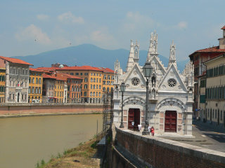 Santa Maria della Spina, a marble church in Pisa